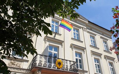 Dnes je medzinárodný deň boja proti homofóbii. Veľvyslanectvá na Slovensku vyvesili dúhové vlajky