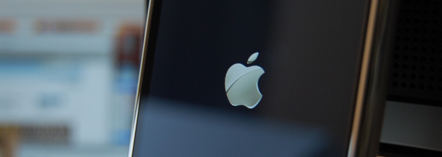 Dnes je to 12 let od doby, kdy Steve Jobs představil první iPhone. Změnil svět komunikace, zábavy, nakupování i krásy