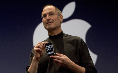 Dnes je to 12 rokov od chvíle, keď Steve Jobs predstavil prvý iPhone. Zmenil svet komunikácie, zábavy, nakupovania aj krásy Dnes je to 12 rokov od chvíle, keď Steve Jobs predstavil prvý iPhone. Zmenil svet komunikácie, zábavy, nakupovania aj krásy