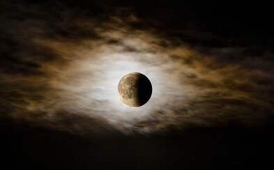 Dnes v noci nás čeká úchvatné nebeské divadlo. Během zatmění Měsíce uvidíš i Saturn nebo Jupiter Dnes v noci nás čeká úchvatné nebeské divadlo. Během zatmění Měsíce uvidíš i Saturn nebo Jupiter
