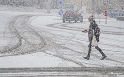 Do Česka dorazil sníh, na Moravě komplikoval dopravu 
