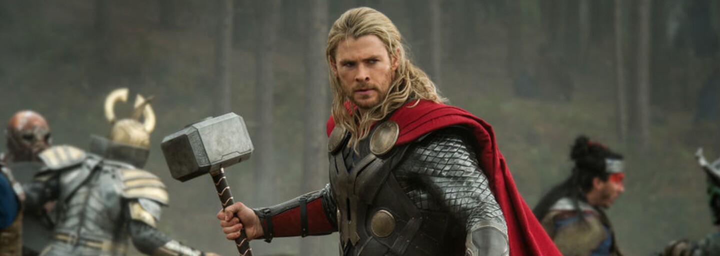 Do Česka přijel Chris Hemsworth. Filmový Thor si v centru Prahy pochutnával na trdelníku