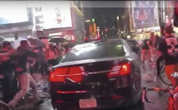 Do demonstrantů #blacklivesmatter v New Yorku vrazilo auto