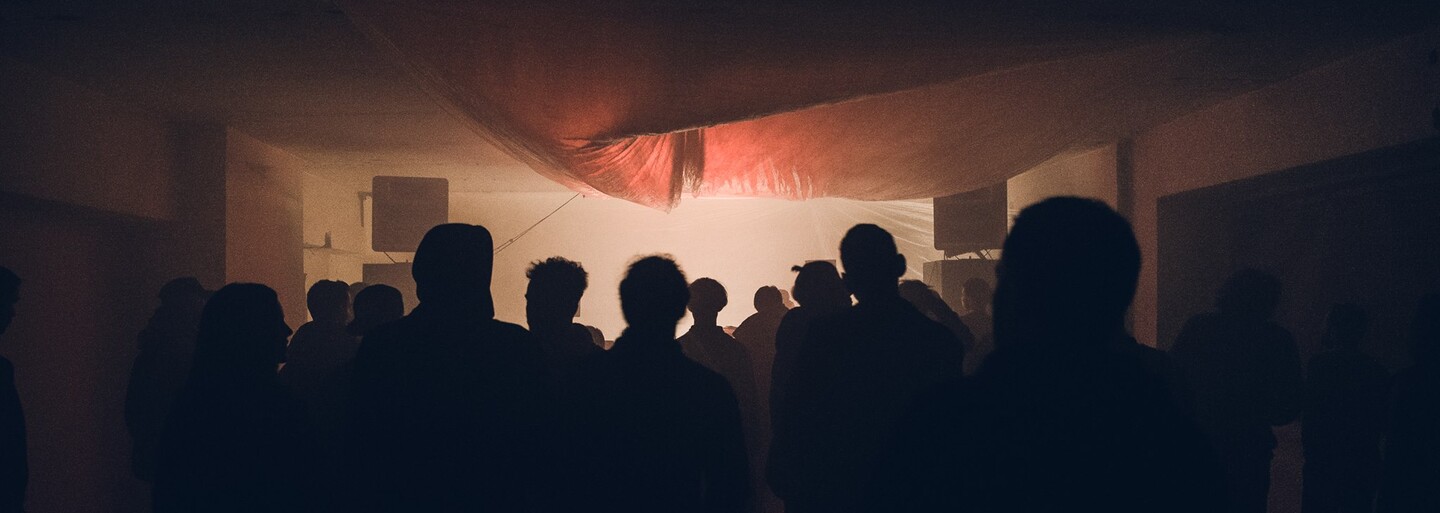 Do holešovické Haly 36 dorazí francouzský producent Voiski. Vystoupí na legendární warehouse akci Tetris