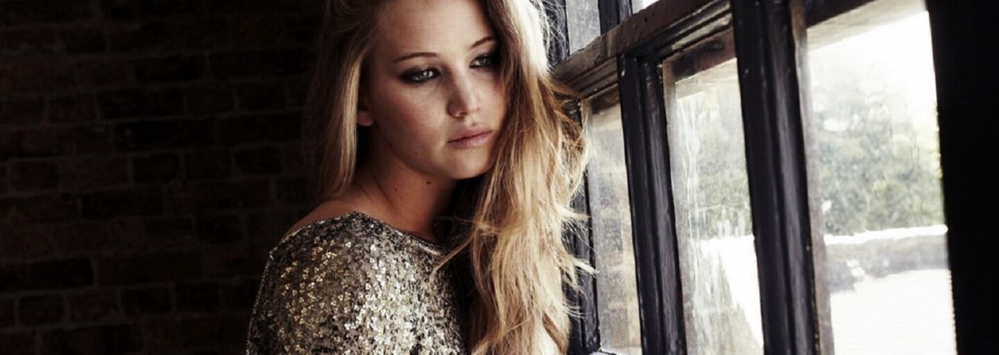 Do Jennifer Lawrence se pustili kvůli příliš sexy a úsporným šatům. Herečka kritiky odrovnala brilantní odpovědí