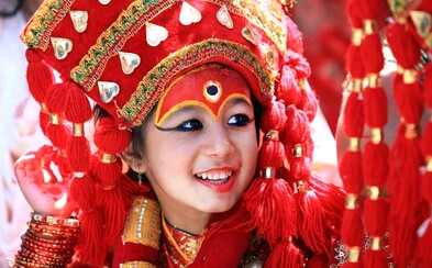 Do nepálskych panien sa pravidelne prevteľuje hinduistická bohyňa a úplne im tak mení ich detstvo Do nepálskych panien sa pravidelne prevteľuje hinduistická bohyňa a úplne im tak mení ich detstvo