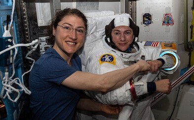 NASA poslala do otevřeného kosmu první ženský tým NASA poslala do otevřeného kosmu první ženský tým