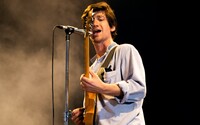 Do Prahy se po 13 letech vrátili Arctic Monkeys. Jejich show byla nenucená, ale zároveň sebejistá (Reportáž)