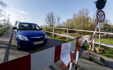 Do Rakúska už môžeš prejsť aj mimo oficiálnych hraničných priechodov. Otvárajú tiež Cyklomost slobody v Devínskej Novej Vsi Do Rakúska už môžeš prejsť aj mimo oficiálnych hraničných priechodov. Otvárajú tiež Cyklomost slobody v Devínskej Novej Vsi