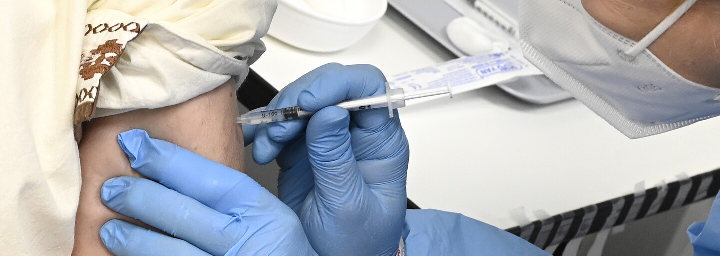 Do roka budú súčasné vakcíny proti koronavírusu neúčinné, varujú vedci