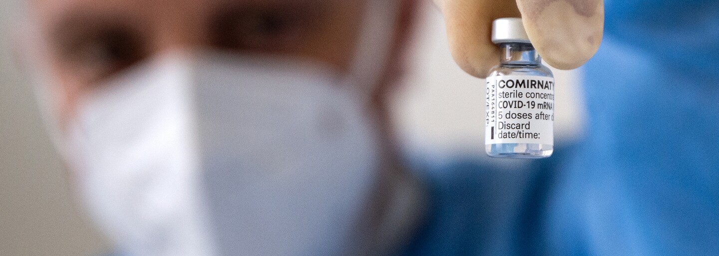 Do roku od očkování druhou dávkou budou lidé potřebovat i třetí, tvrdí šéf Pfizeru