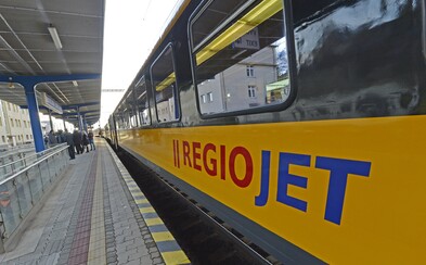 Do vlaku RegioJetu opät nastúpil muž bez rúška. Napádal personál a spôsobil meškanie Do vlaku RegioJetu opät nastúpil muž bez rúška. Napádal personál a spôsobil meškanie