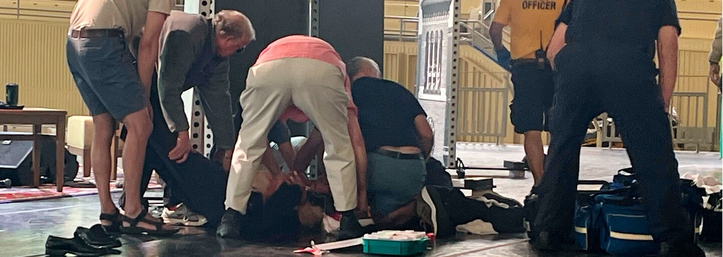 Dobodaný britský spisovateľ Rushdie príde asi o oko. Útočník autorovi Satanských veršov poškodil aj pečeň