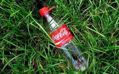Dobrovoľníci vyzbierali 500-tisíc kusov plastového odpadu. Väčšinu z neho tvorili fľaše od Coca-Coly Dobrovoľníci vyzbierali 500-tisíc kusov plastového odpadu. Väčšinu z neho tvorili fľaše od Coca-Coly