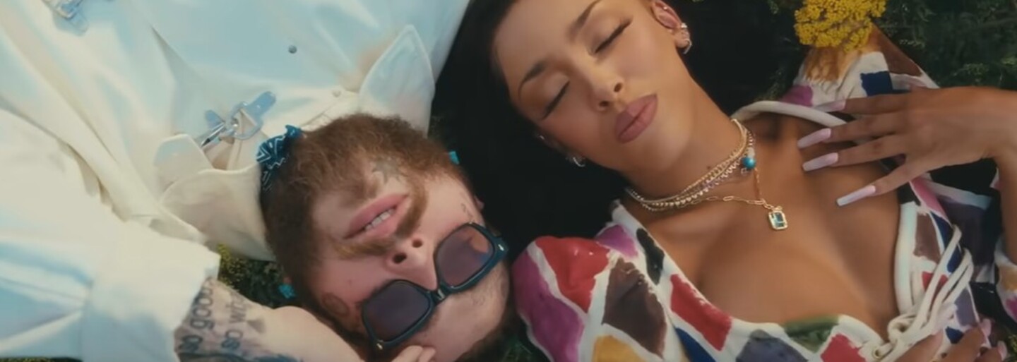 Doja Cat beží polonahá po lúke a Post Malone ju maľuje. Sleduj nový videoklip ku skladbe I Like You (A Happier Song)