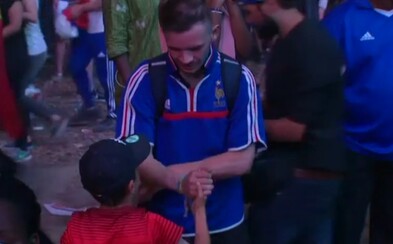 Dojemný moment včerajšieho finále: Malý Portugalec utešoval uplakaného francúzskeho fanúšika Dojemný moment včerajšieho finále: Malý Portugalec utešoval uplakaného francúzskeho fanúšika
