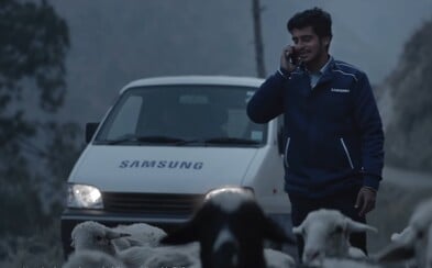 Dojemná reklama na Samsung dohnala lidi k slzám. Pro spokojenost zákazníka se zaměstnanci proderou i skrze ten nejhorší terén Dojemná reklama na Samsung dohnala lidi k slzám. Pro spokojenost zákazníka se zaměstnanci proderou i skrze ten nejhorší terén