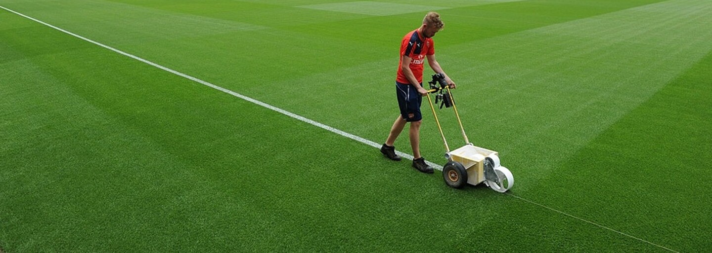 Dokonalý trávník na Emirates Stadium polahodí oku každého fanouška fotbalu, ale i běžným lidem