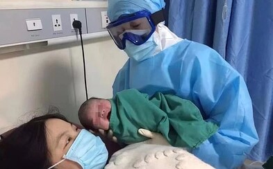 Doktori v Číne odrodili matku s podozrením na nákazu koronavírusom Doktori v Číne odrodili matku s podozrením na nákazu koronavírusom