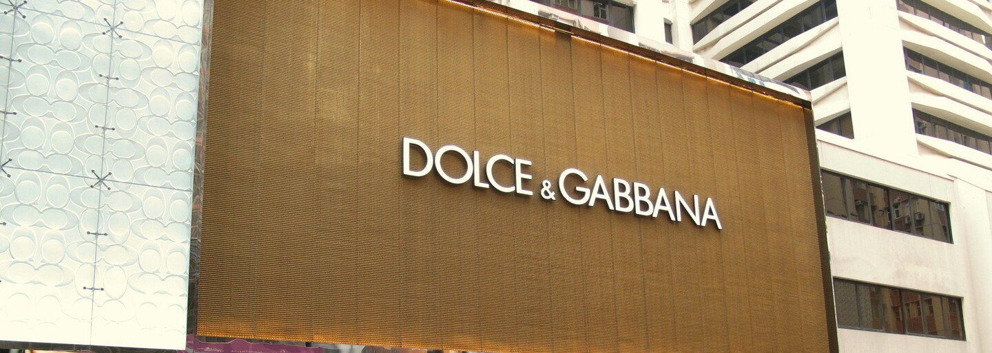 Dolce & Gabbana označili v Číne za rasistov, módnu prehliadku museli odložiť