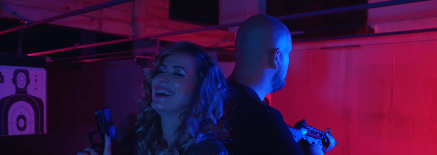 Dominika Mirgová v boxerskom ringu ti novým klipom odkazuje, že keď si na dne, sprav všetko, aby si opäť vstal