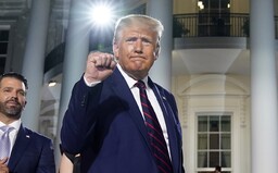 Donald Trump rozdával podpisy, ktoré vraj majú hodnotu 10 000 $. V hurikánom zničenej Louisiane vyzýval ľudí, aby ich predali