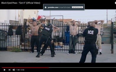 Donald Trump sleduje policajnú brutalitu z bezpečia vozidla vo videoklipe od Black Eyed Peas Donald Trump sleduje policajnú brutalitu z bezpečia vozidla vo videoklipe od Black Eyed Peas