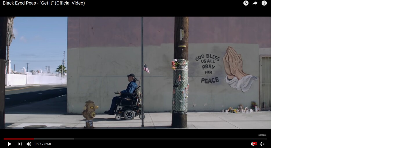 Donald Trump sleduje policejní brutalitu z bezpečí vozidla ve videoklipu od Black Eyed Peas