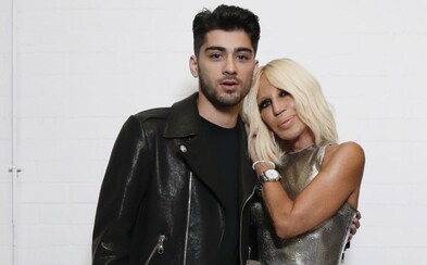 Donatella Versace do svého týmu přivítala Zayna Malika. Zpěvák vytvoří rebelskou kolekci pro mladé Donatella Versace do svého týmu přivítala Zayna Malika. Zpěvák vytvoří rebelskou kolekci pro mladé