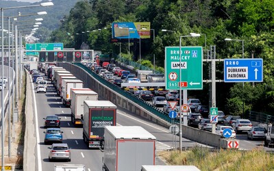 Doprava v Bratislave sa komplikuje. Vodiči sa pred tunelom Sitina zdržia desiatky minút