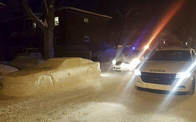 Dospelí muži postavili snehovú repliku auta tak dobre, že sa pri nich zastavili policajti. Pokute za zlé parkovanie sa vyhli len o chlp Dospelí muži postavili snehovú repliku auta tak dobre, že sa pri nich zastavili policajti. Pokute za zlé parkovanie sa vyhli len o chlp