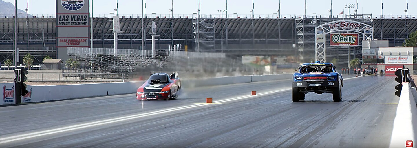 Drag race, ve kterém si 850koňový trophy truck ani neškrtne. Důvodem je 10 000koňový dragster!