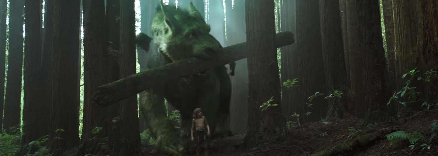 Drak Elliot lieta a roztápa srdcia v prvých scénach z Disneyovky Pete's Dragon