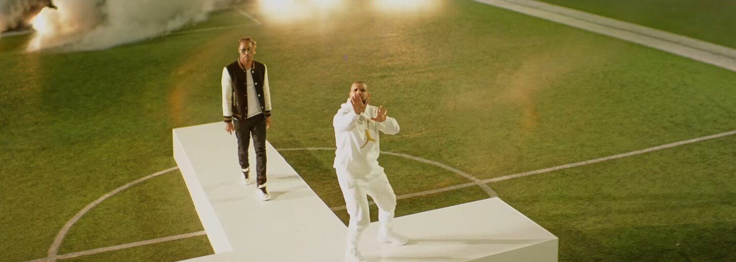 Drake a Future trénují týmy sexy fotbalistek v novince Used to This