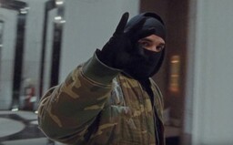 Drake predviedol v domácej karanténe bundu za vyše 40-tisíc eur. V minulosti ju nosieval aj Kanye West