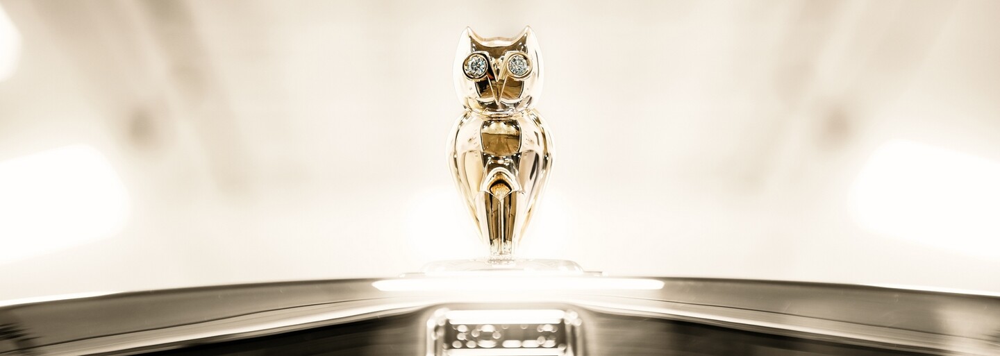 Drake si dal na Rolls-Royce zlatú sovu s diamantovými očami. Pravdepodobne je drahšia ako samotné auto
