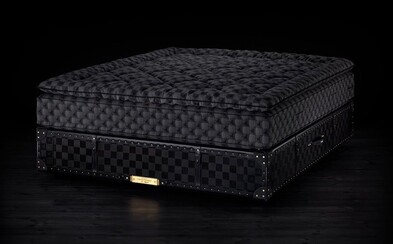 Drake spí na matraci za 10 milionů korun, designérský úlovek vydrží prý i 100 let Drake spí na matraci za 10 milionů korun, designérský úlovek vydrží prý i 100 let