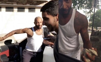 Drakeovi fanúšikovia nabehli na rapera, ktorý ho dissuje. Ten ich začal naháňať s kameňmi v rukách Drakeovi fanúšikovia nabehli na rapera, ktorý ho dissuje. Ten ich začal naháňať s kameňmi v rukách