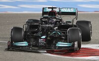 Dráma do posledného kola. Hamilton vyhral prvé preteky F1 tesne pred Verstappenom, Schumacher absolvoval debut