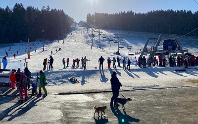 Dráma v lyžiarskom stredisku Jasenská dolina. 100 ľudí sa zaseklo v sedačkovej lanovke, zasahovať museli hasiči