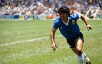 Dres, v ktorom Diego Maradona strelil gól rukou, sa predal za neuveriteľných 9,28 milióna dolárov. Ide o svetový rekord