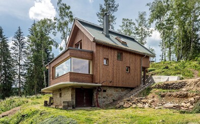 Dřevem obložené a zelení obehnané sídlo ze Vsetína, do kterého jsme se zamilovali Dřevem obložené a zelení obehnané sídlo ze Vsetína, do kterého jsme se zamilovali