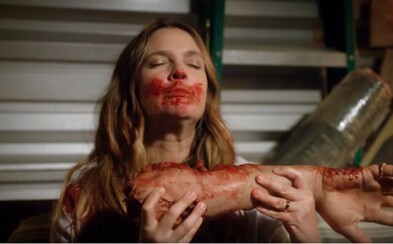 Drew Barrymore vstane z mŕtvych a zatúži po ľudskom mäse v novom traileri pre bláznivý hororový zombie úlet Santa Clarita Diet od Netflixu Drew Barrymore vstane z mŕtvych a zatúži po ľudskom mäse v novom traileri pre bláznivý hororový zombie úlet Santa Clarita Diet od Netflixu