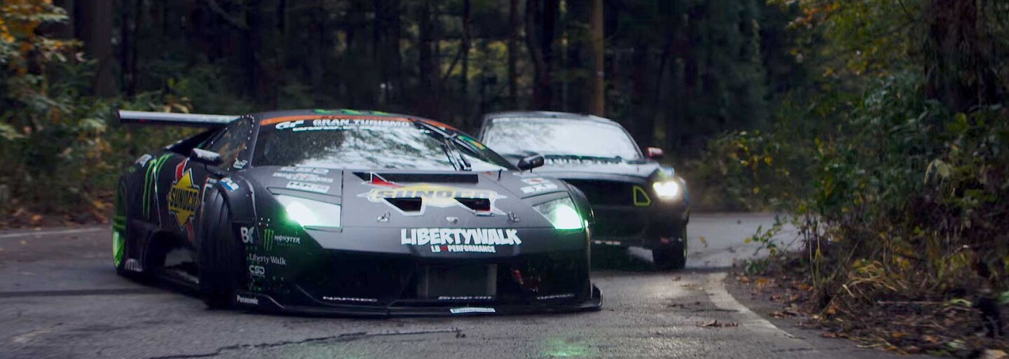 Driftovací souboj jako hrom. Upravený Mustang se postavil Lamborghini a vítěz se rodil jen těžko