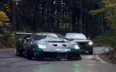 Driftovací souboj jako hrom. Upravený Mustang se postavil Lamborghini a vítěz se rodil jen těžko Driftovací souboj jako hrom. Upravený Mustang se postavil Lamborghini a vítěz se rodil jen těžko