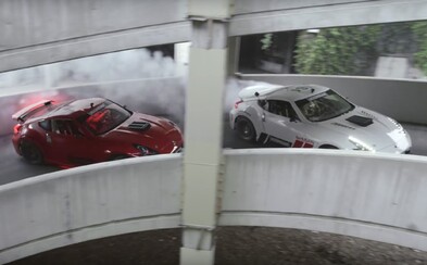Driftovanie s milimetrovou presnosťou, to je dvojica upravených Nissanov 370 Z v strhujúcej akcii Driftovanie s milimetrovou presnosťou, to je dvojica upravených Nissanov 370 Z v strhujúcej akcii