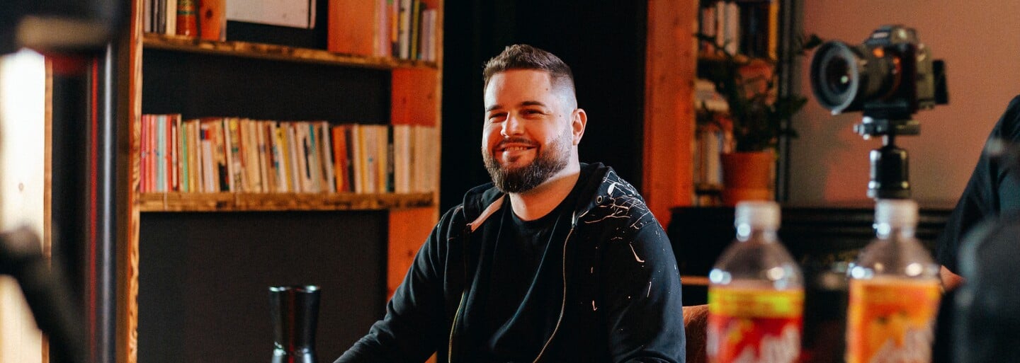Dřív ses v Bravíčku dozvěděl o kapele Tupac a z rádií hrál jen Coolio, říká autor první knihy o českém rapu (Rozhovor)