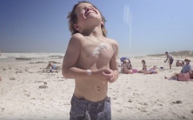 Dron v tvare čajky vypúšťa na deti exkrementy v podobe opaľovacieho krému. Taká je kontroverzná kampaň spoločnosti Nivea Dron v tvare čajky vypúšťa na deti exkrementy v podobe opaľovacieho krému. Taká je kontroverzná kampaň spoločnosti Nivea