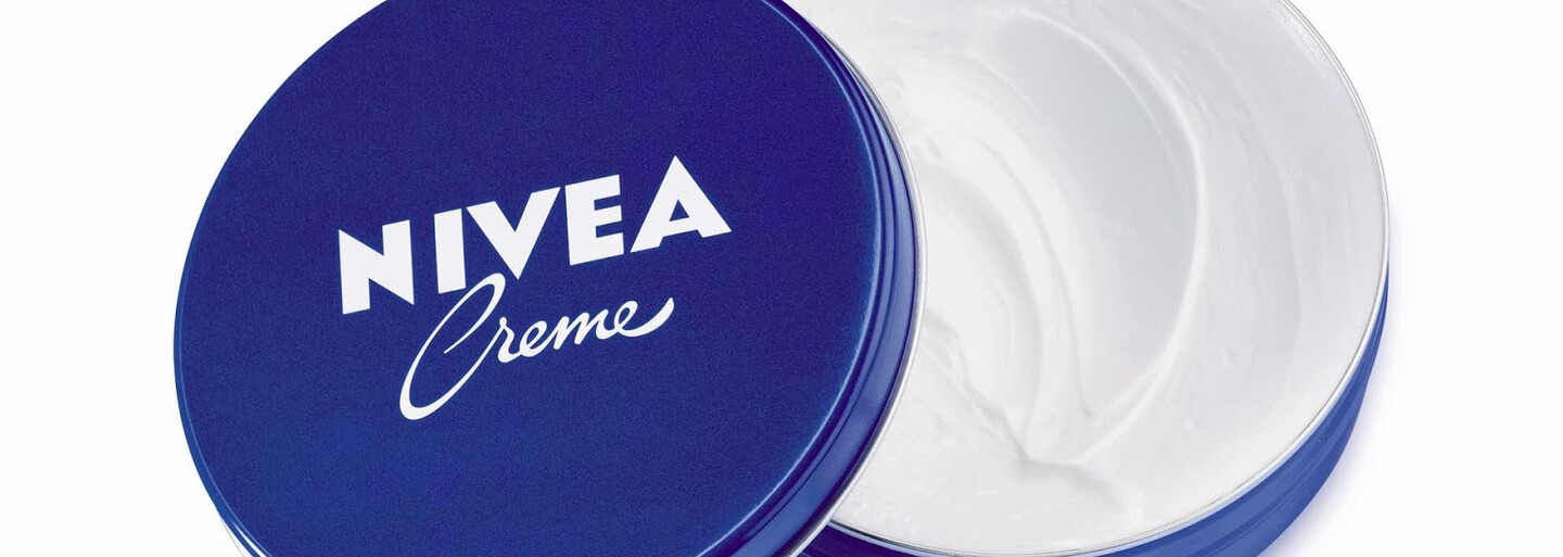 Dron v tvare čajky vypúšťa na deti exkrementy v podobe opaľovacieho krému. Taká je kontroverzná kampaň spoločnosti Nivea