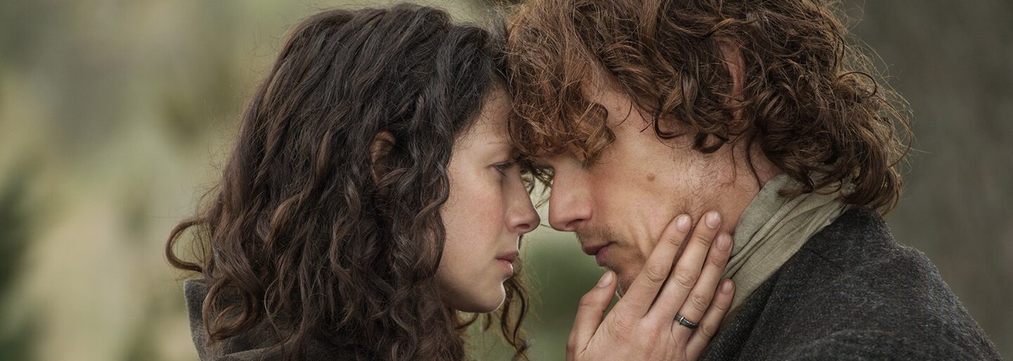 Drsná historická romanca Outlander sa pýši majestátnou škótskou divočinou, množstvom erotických scén a brutalitou. A navyše sa v nej cestuje časom. (Recenzia)